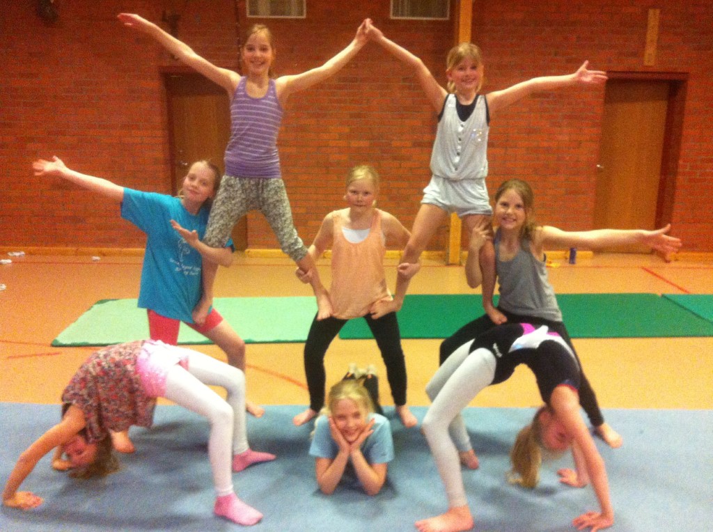 8 glade, ivrige jenter trener på pyramidebygging