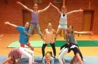 8 glade, ivrige jenter trener på pyramidebygging