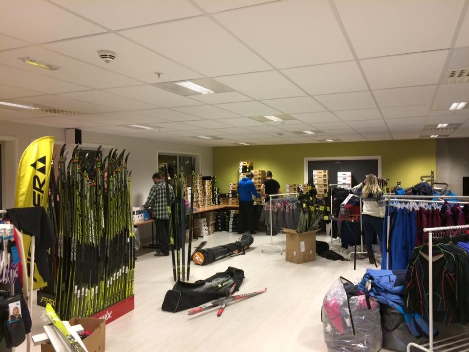 Dugnad - lemping av utstyr til messa