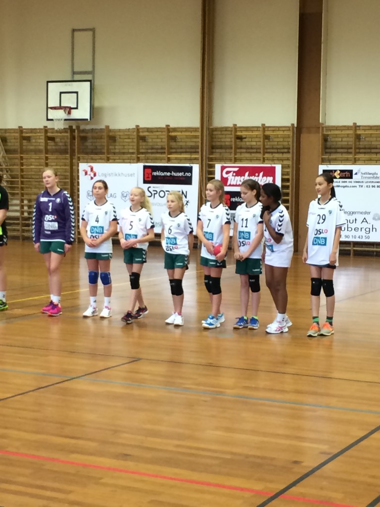 Jenter 03 klare for kamp i Eidsvollhallen