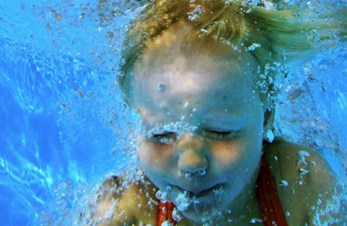 Slik gjør du barnet svømmedyktig i sommer